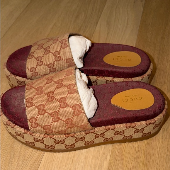 Gucci Beige Monogram Canvas Espadrilles with Burgundy Footbed - Picture 2 of 4